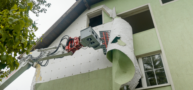 Das Porr Team konnte EPS mit dem Baggeraufsatz schon während des Rückbaus von Reststoffen befreien.