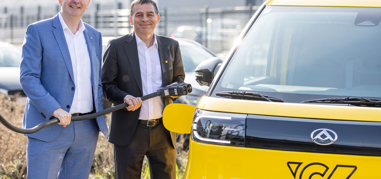 v.l.: Stefan Stallinger, Technikvorstand, EVN, mit Peter Umundum, Generaldirektor-Stellvertreter, Österreichische Post