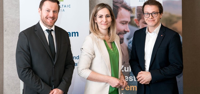 Foto: v.l.n.r.: Christoph Mair, Vorstandsmitglied von PV Austria und Bereichsleiter MEA Solar bei eww Anlagentechnik GmbH, Vera Immitzer, Geschäftsführerin von PV Austria, Christoph Dolna-Gruber von der Österreichischen Energieagentur