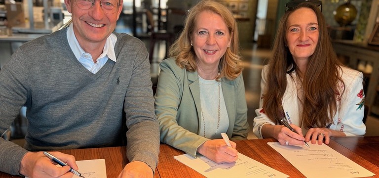 Unterzeichnung Positionspapier vlnr: Dirk Otto, Doris Bele, Martina Reinholz