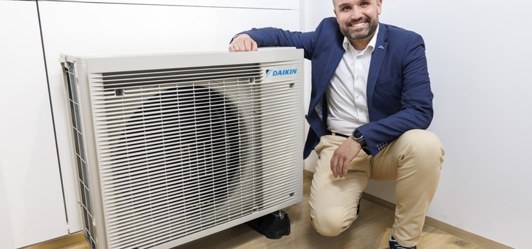 General Manager Daikin Österreich Alexander Springler mit einem Klima-Außengerät