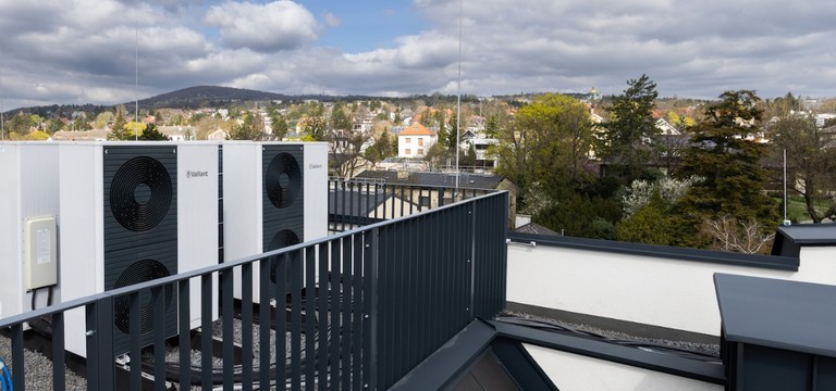 Vier kaskadierte Vaillant aroTherm plus Luft-Wärmepumpen-Außeneinheiten wurden am Dach aufgestellt: Sie bilden die Grundlage der Wärmepumpen-Heizlösung im Projekt Hütteldorfer Straße 335