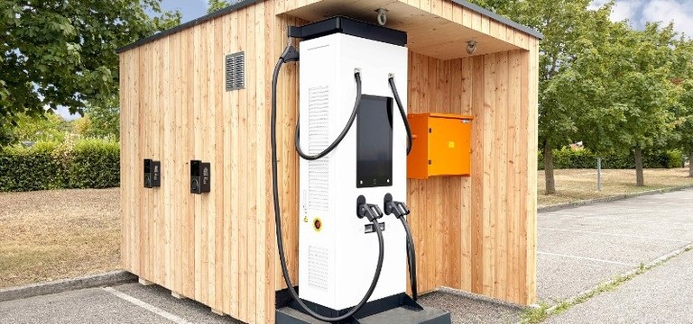 LumoPower Wood ist eine hochwertige, nachhaltige Lösung für Baustellen, Veranstaltungen und temporäre Ladelösungen.